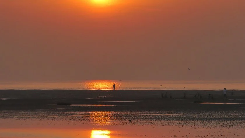 Sonnenuntergang am Strand in Duhnen mit Blick auf die Nordsee bei Ebbe